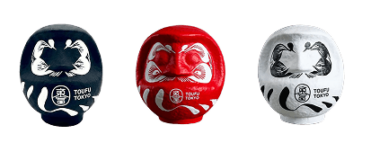 Examples of custom inscriptions and logo engraving on the Daruma