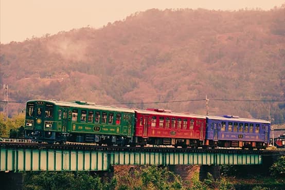 Tottori Red — a Showa-retro train journey