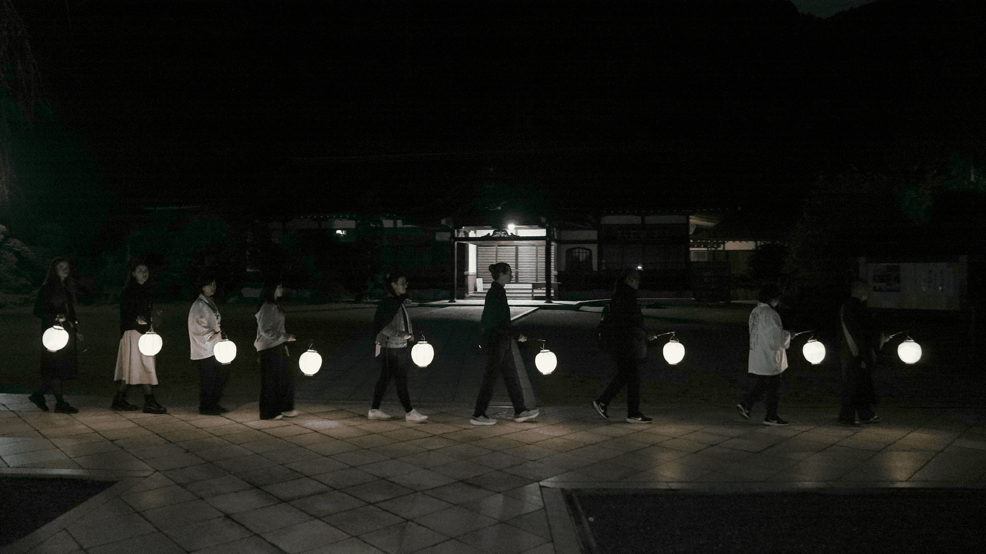 夜の静けさが、心をもっと静かに神聖に。