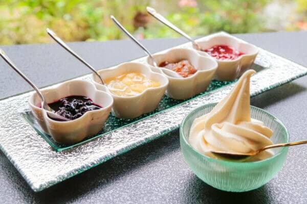 豆乳とミルクのソフトクリームに山梨県産フルーツの 自家製コンフィチュール添え